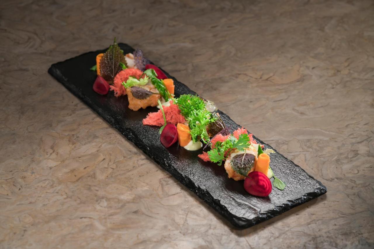 Vinpearl Resort&Spa Phu Quoc Exterior foto A salad on a slate plate