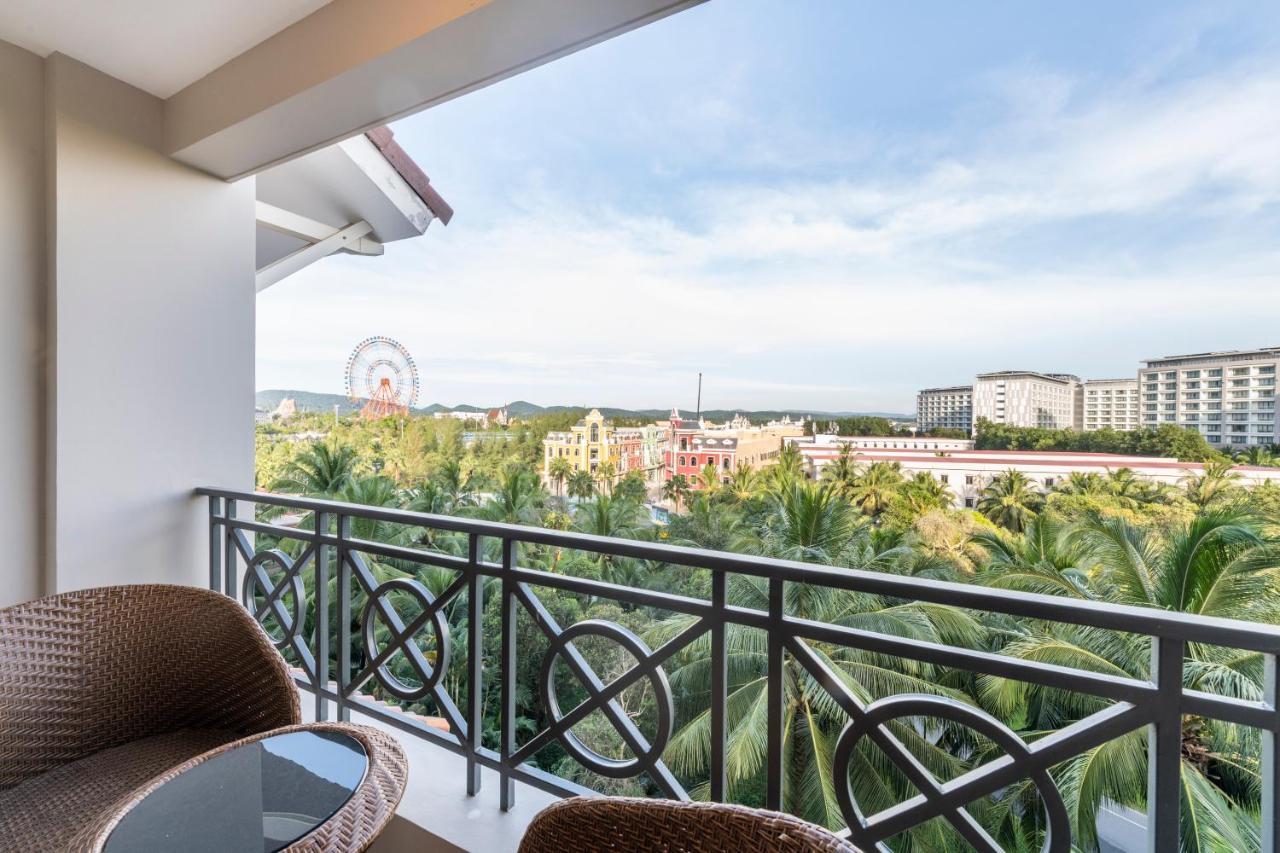 Vinpearl Resort&Spa Phu Quoc Exterior foto View of the Sunway Lagoon Ferris Wheel from the balcony of a hotel room